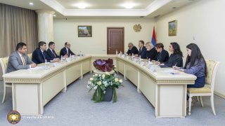 Председатель Следственного комитета РА Аргишти Кярамян представил комиссару СЕ по правам человека обстоятельства этнической чистки, осуществленной Азербайджаном (фото)